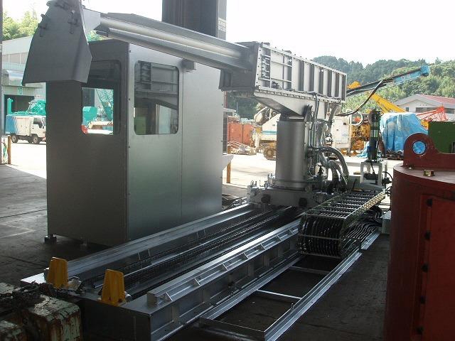 Equipment for removing slag from ladle